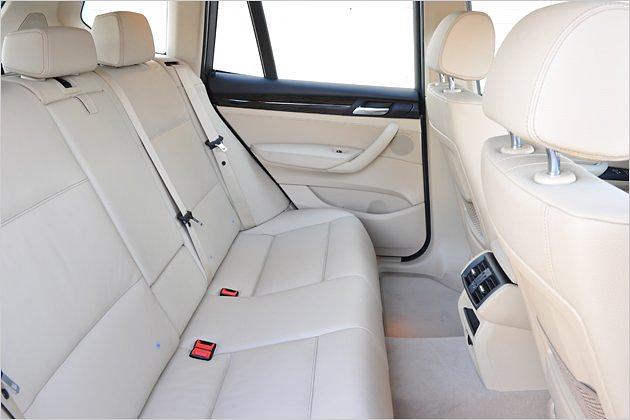 Im Fond gibt es jetzt mehr Platz, eine bessere Polsterung und dank neuer Hinterachse mehr Fahrkomfort