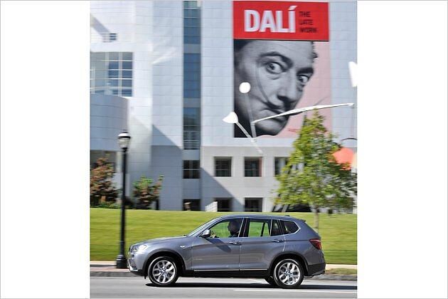 Was meint der Meister? Salvador Dalí guckt von einem Plakat im US-amerikanischen Atlanta auf den neuen X3
