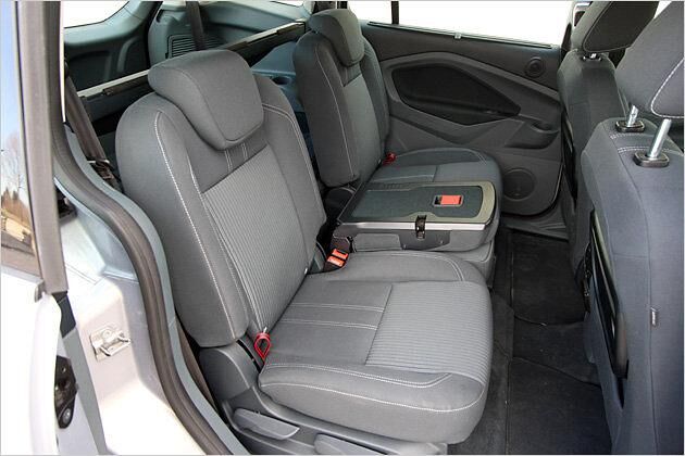 Die Lehne des mittleren Sitzes kann nach vorn geklappt werden ...