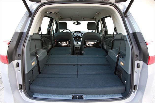 Maximal passen 1.742 Liter in den großen C-Max, nicht mal 20 Liter mehr als der kleine schafft