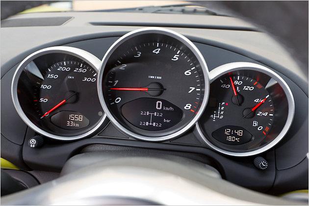 Wie es bei einem Sportwagen sein muss: Der Drehzahlmesser im Zentrum des Interesses