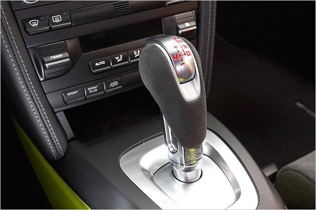 Auch der PDK-Wahlhebel wird mit Alcantara überzogen (1.297 Euro)