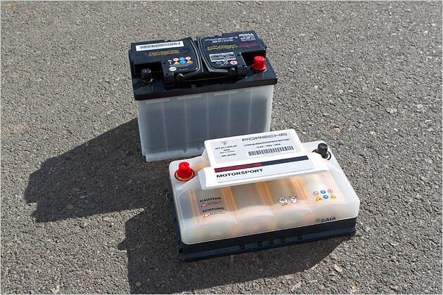 Der Lithiumionen-Akku (vorne) ermöglicht je nach Grundausstattung eine Gewichtsersparnis von zwölf bis 15 Kilogramm