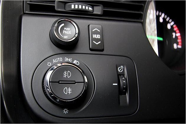 Der "HUD"-Knopf regelt die Position des optionalen Head-up-Displays