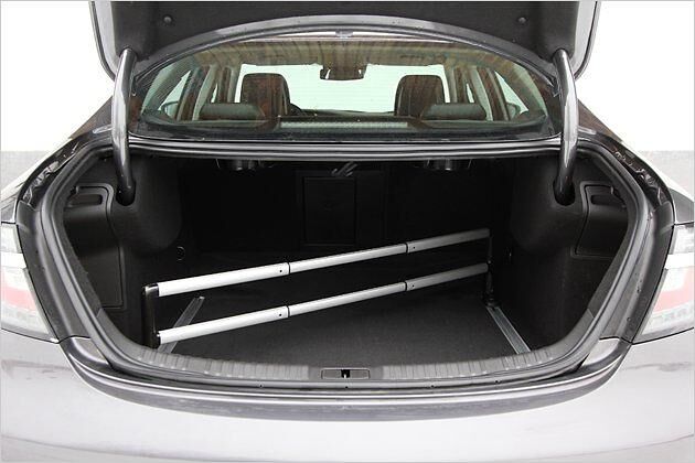 Der Raumteiler fürs Gepäckabteil nennt sich "U-Rail" und ist für 150 Euro erhältlich