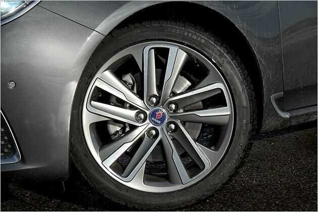 Das Design der Alufelgen erinnert an Flugzeugturbinen