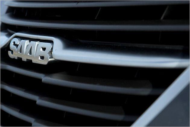Der Saab-Schriftzug prangt prominent im Kühlergrill