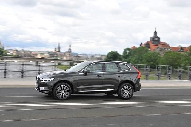 Der XC60 ist ein großes, immerhin knapp 4,70 Meter in der Länge messendes Auto, will aber optisch nicht überwältigen