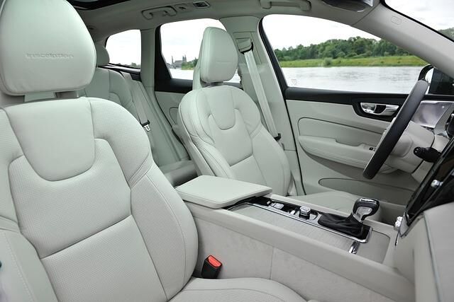 Das Platzangebot im XC60 ist vorne üppig. Auch hinten sitzen Passagiere bequem