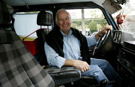 Gunther Holtorf mit seiner Mercedes G-Klasse