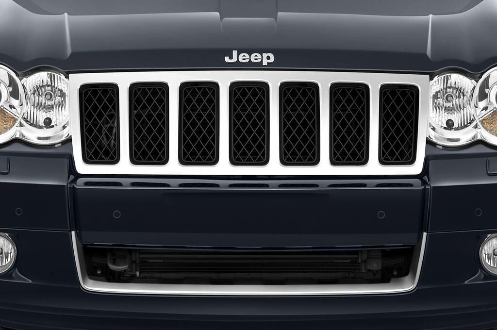 Jeep Grand Cherokee (Baujahr 2010) Overland 5 Türen Kühlergrill und Scheinwerfer