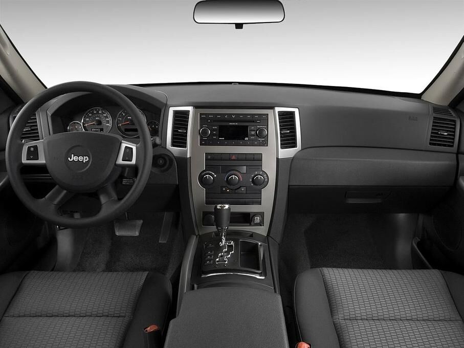 Jeep Grand Cherokee (Baujahr 2010) Laredo 5 Türen Cockpit und Innenraum