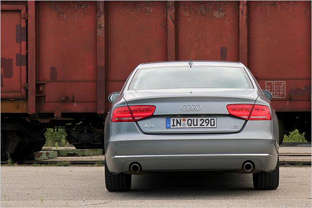 Scharfe Abrisskante und breite Rückleuchten