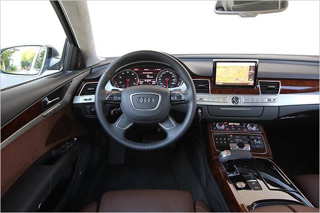 Elegant und luxuriös: Die Fahrerkabine des A8