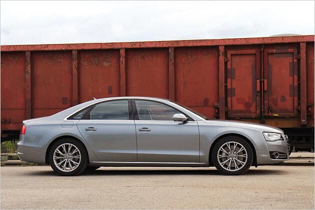 Trotz seiner Länge von 5,14 Meter wirkt der A8 schmächtiger als ein 7er-BMW oder eine Mercedes S-Klasse