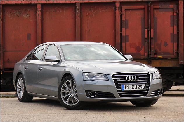 Scheinwerfer mit markant geschwungenem LED-Tagfahrlichtband