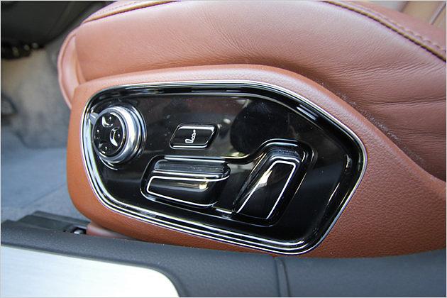 Fahrer und Beifahrer haben mannigfach verstellbare Sessel