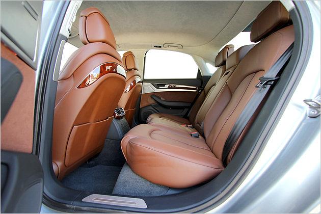 Auch im Fond sitzt man - abgesehen vom Mittelplatz - sehr komfortabel