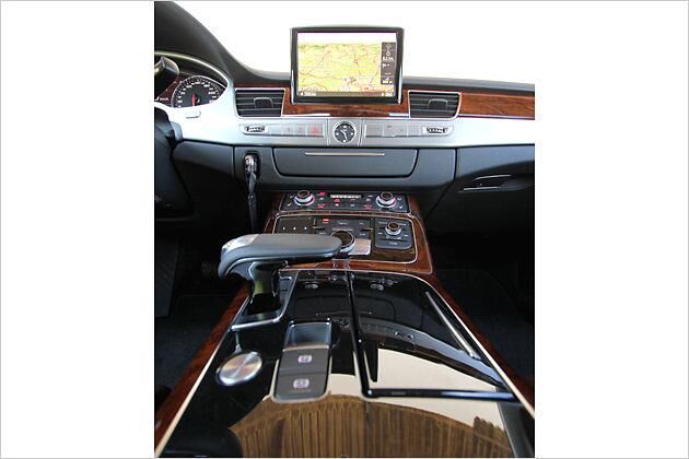 Aus der Armaturentafel fährt zudem ein Acht-Zoll-Monitor heraus - zuständig für Navigation und weitere Funktionen