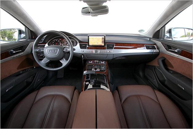 Ledersitze, Holzfurniere und Aluminium-Zierleisten sorgen für ein edles Ambiente