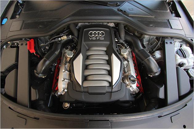 Unter der Haube des A8 4.2 FSI quattro arbeitet ein V8-Triebwerk mit Benzindirekteinspritzung
