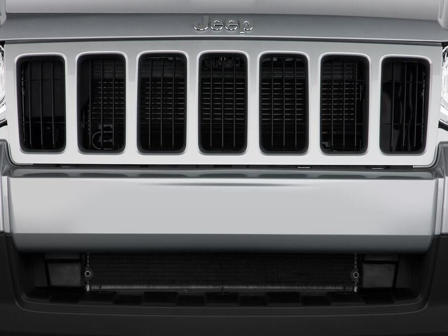 Jeep Grand Cherokee (Baujahr 2010) Laredo 5 Türen Kühlergrill und Scheinwerfer