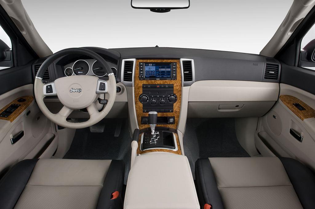 Jeep Grand Cherokee (Baujahr 2010) Limited 5 Türen Cockpit und Innenraum