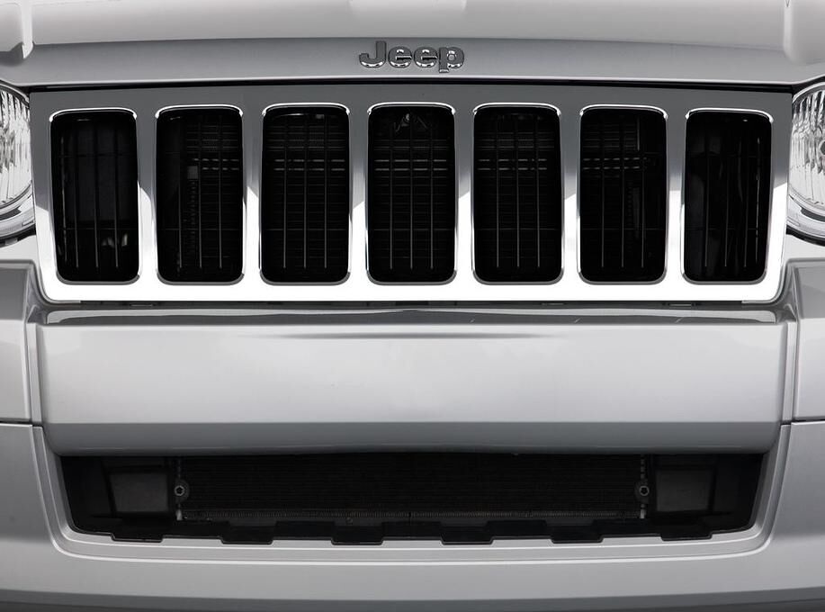 Jeep Grand Cherokee (Baujahr 2010) Limited 5 Türen Kühlergrill und Scheinwerfer