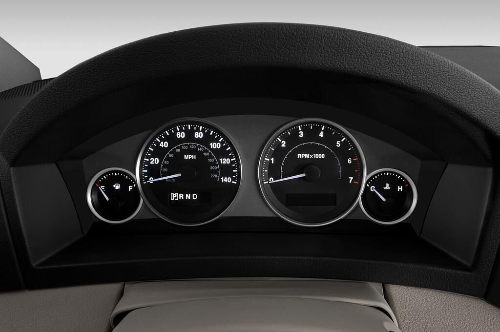 Jeep Grand Cherokee (Baujahr 2010) Limited 5 Türen Tacho und Fahrerinstrumente