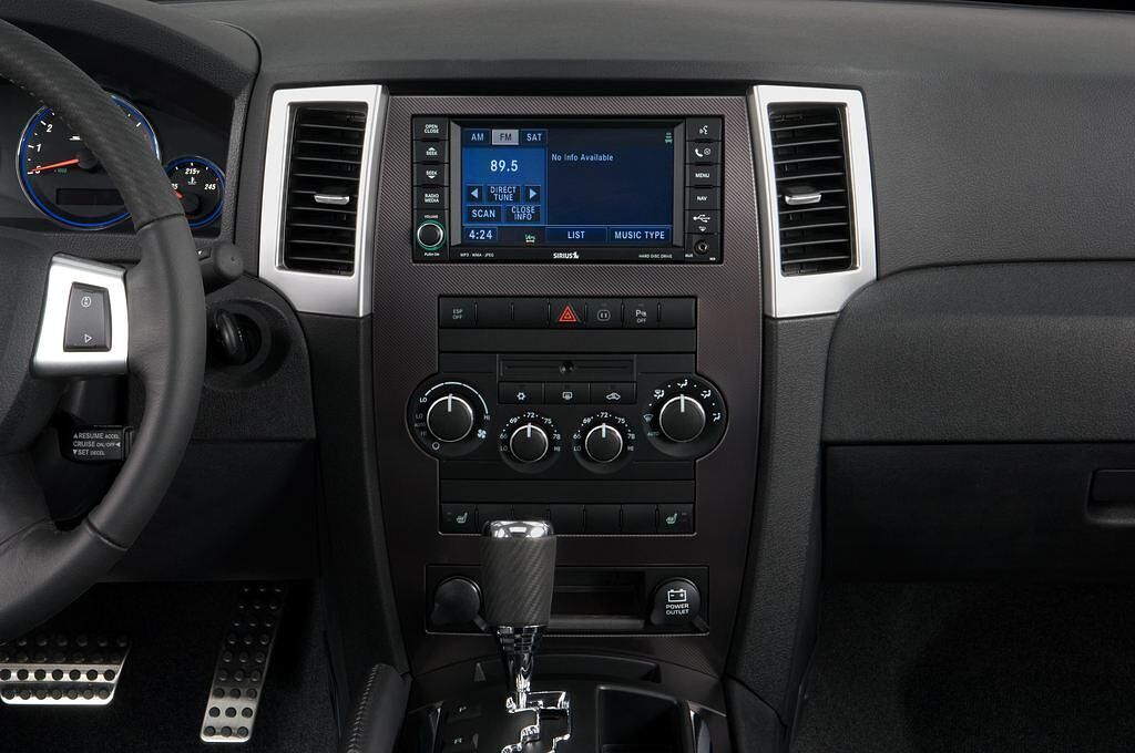Jeep Grand Cherokee (Baujahr 2010) SRT-8 5 Türen Mittelkonsole