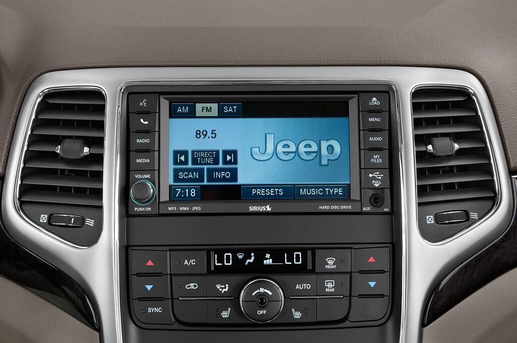 Jeep Grand Cherokee (Baujahr 2011) Laredo 5 Türen Radio und Infotainmentsystem