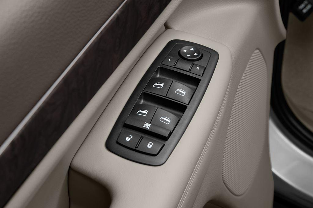 Jeep Grand Cherokee (Baujahr 2011) Laredo 5 Türen Bedienungselemente Tür