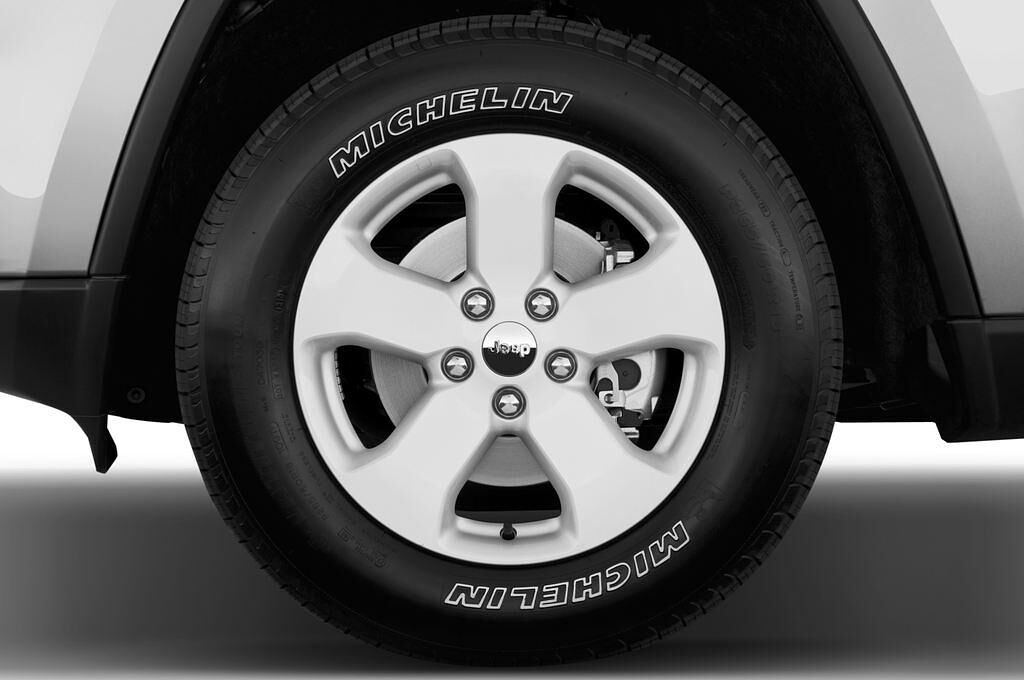 Jeep Grand Cherokee (Baujahr 2011) Laredo 5 Türen Reifen und Felge