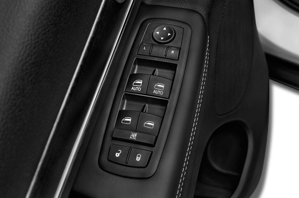 Jeep Grand Cherokee (Baujahr 2013) Limited 5 Türen Bedienungselemente Tür