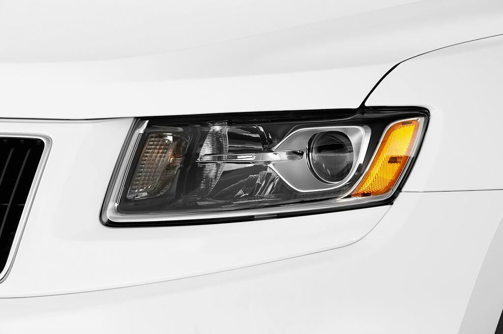 Jeep Grand Cherokee (Baujahr 2013) Limited 5 Türen Scheinwerfer