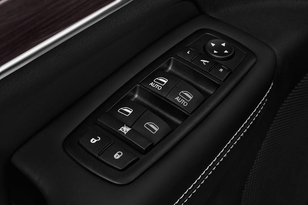 Jeep Grand Cherokee (Baujahr 2016) Overland 5 Türen Bedienungselemente Tür