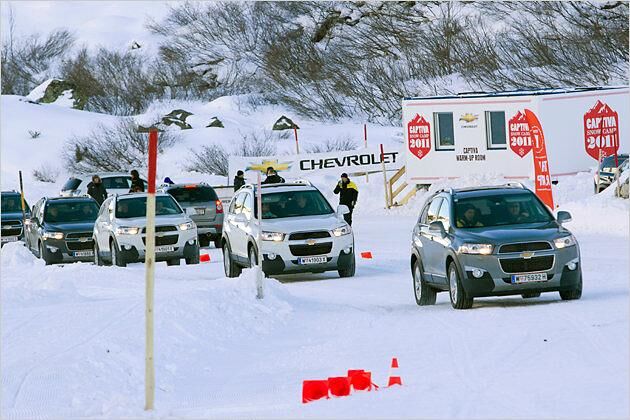 Ein Captiva brav hinter dem anderen: So ging es über die abgesperrte Schneepiste