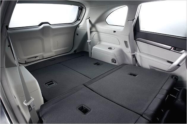 Die Sitze der zweiten und dritten Reihe lassen sich allesamt im Boden versenken - so entsteht eine ebene Ladefläche