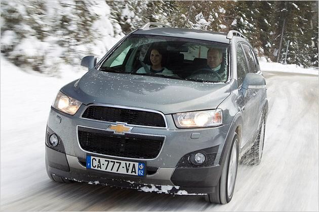 Neben dem großen Kühlergrill besitzt der Captiva jetzt auch breitere Scheinwerfer