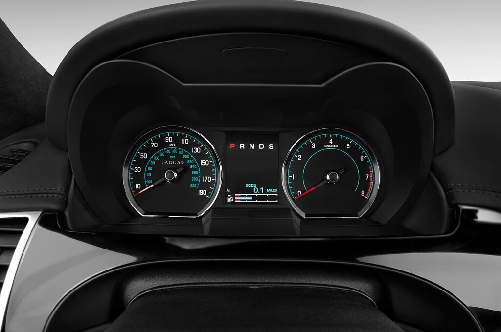 Jaguar XK Series (Baujahr 2015) R 2 Türen Tacho und Fahrerinstrumente