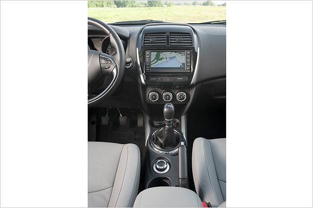 In der aufgeräumten Mittelkonsole findet ein großes Navigationssystem Platz