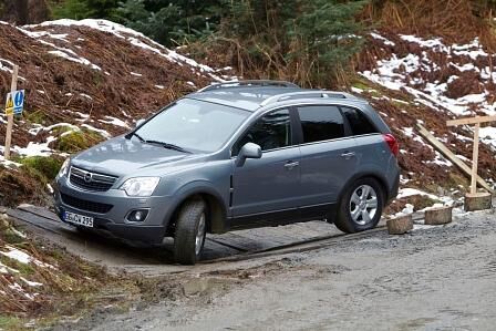 Opel Antara unter der Brücke