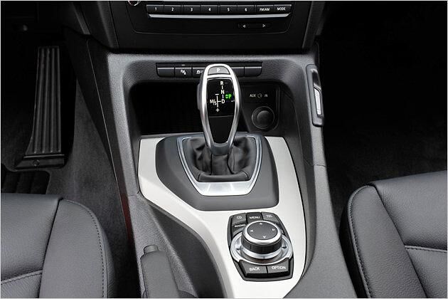 Vor dem Wählhebel befindet sich der Controller für das Multimediasystem