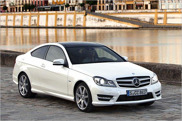 Das Coupé baut immer auf der Ausstattungslinie Avantgarde auf, zu erkennen am großen Stern im Kühlergrill