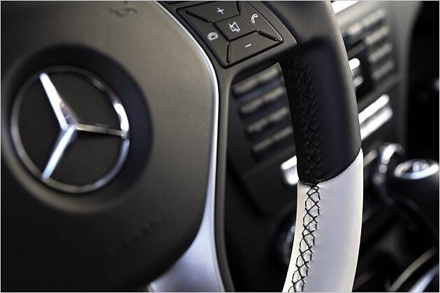 Sauber verarbeitet: Die Nähte im Lederlenkrad