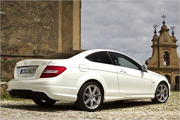 Das C-Klasse Coupé ist gut vier Zentimeter flacher als die Limousine beziehungsweise das T-Modell
