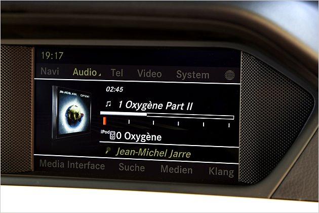 Der Bildschirm des Navigationssystems lugt jetzt unter einer Hutze hervor