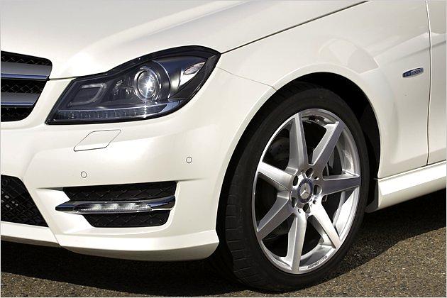 Besonders dynamische 18-Zoll-Felgen gibt es im Sport-Paket AMG (Paketpreis: 2.499 Euro)