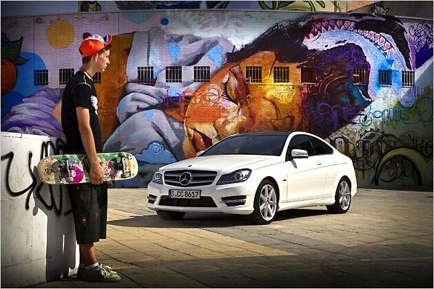 Coupé trifft Skater: Frischer Style an der Wand und davor