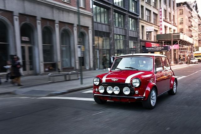 Wenn der Classic Mini Electric antritt, sehen die anderen Autos alt aus